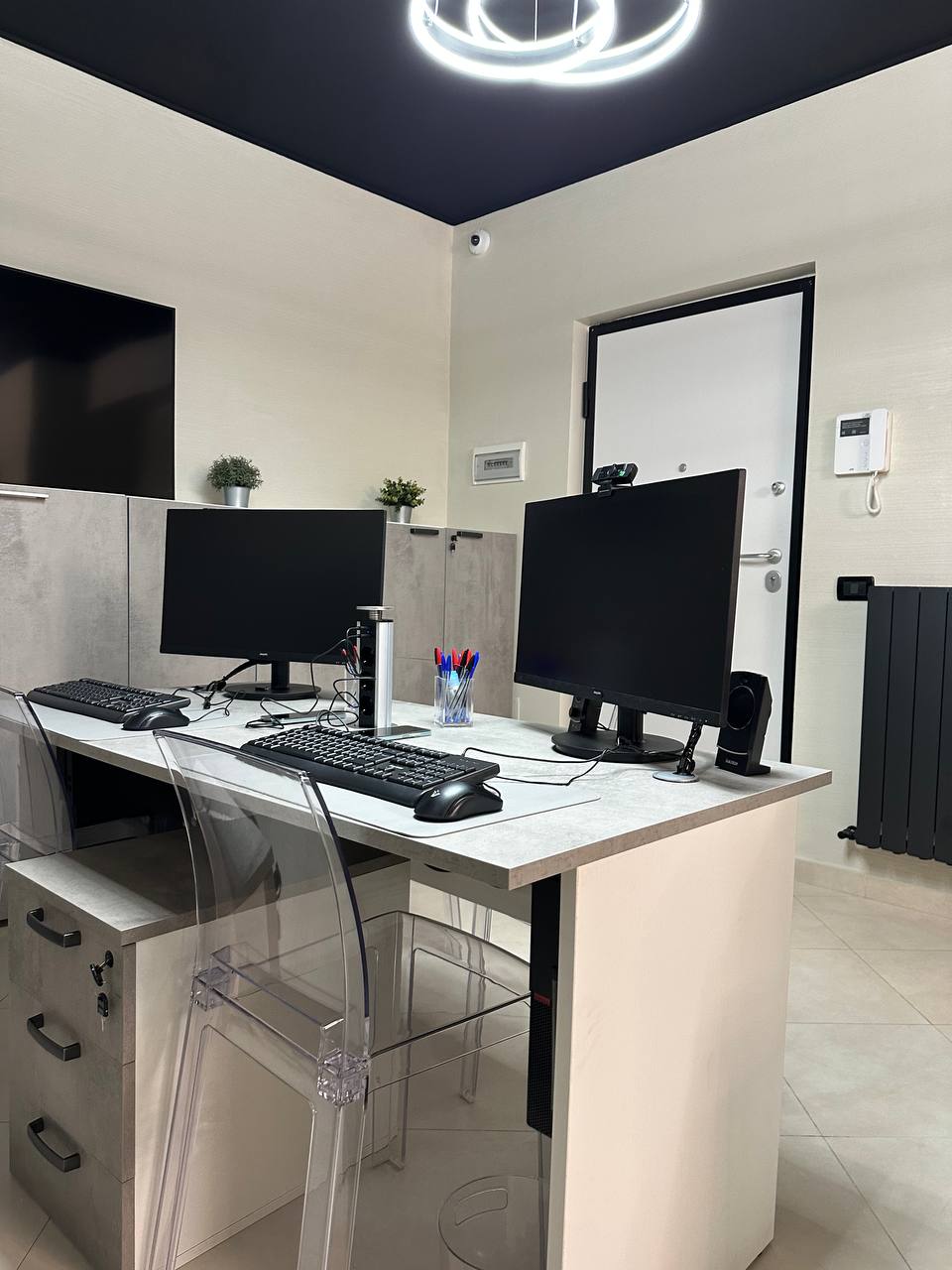 UFFICIO CON POSTAZIONI COWORKING