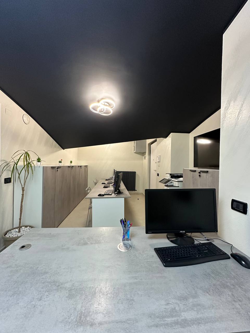 UFFICIO 2 CON POSTAZIONI COWORKING