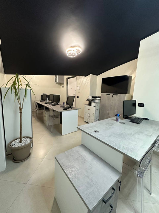 UFFICIO 2 CON POSTAZIONI COWORKING