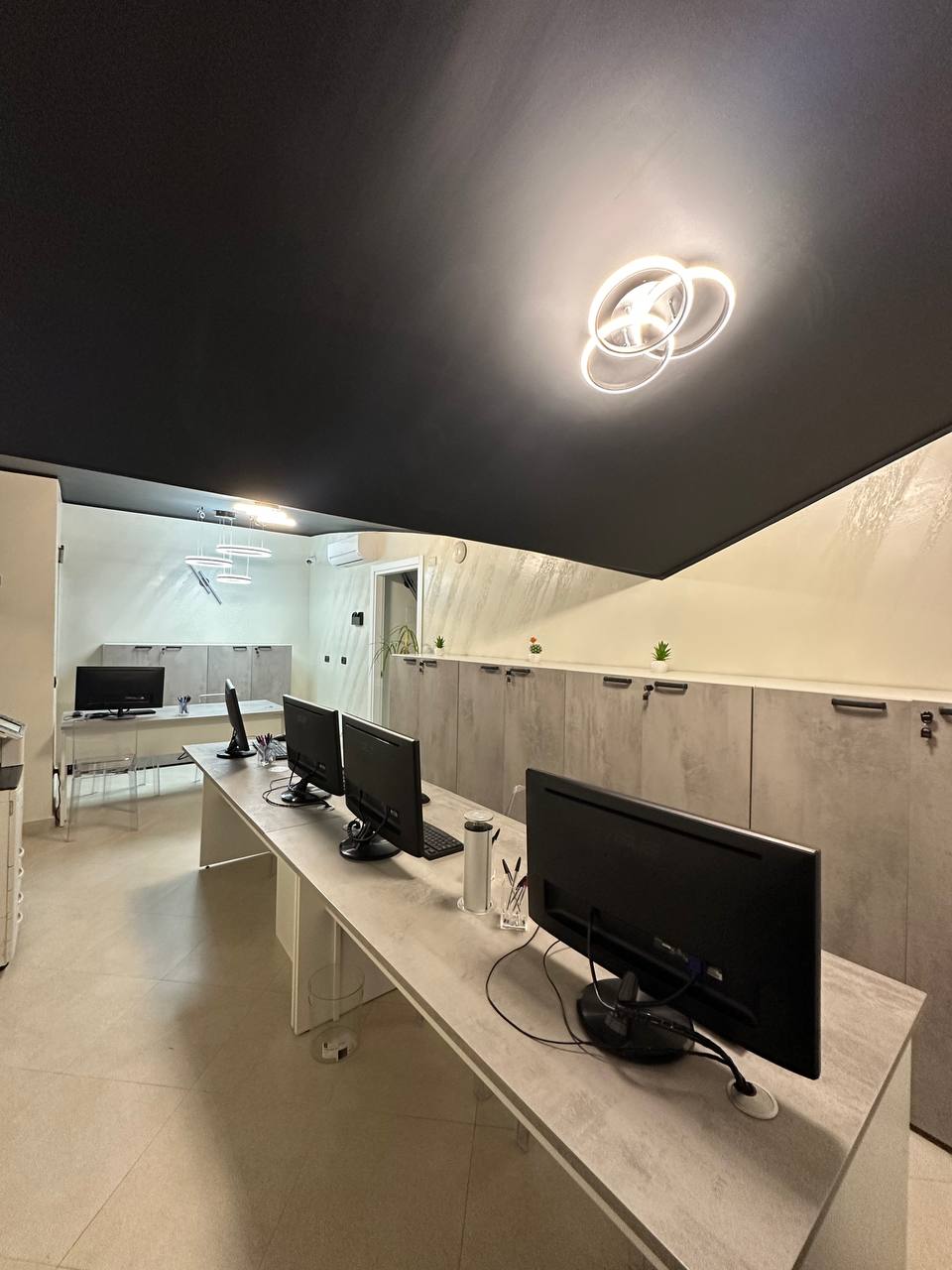 UFFICIO 2 CON POSTAZIONI COWORKING
